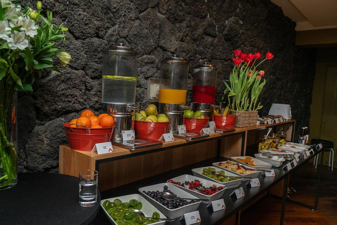 Hotel Cumbres Puerto Varas Exterior foto A buffet at a hotel