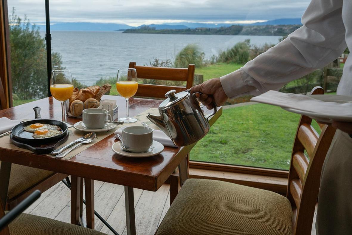 Hotel Cumbres Puerto Varas Exterior foto A waiter serving tea at a hotel