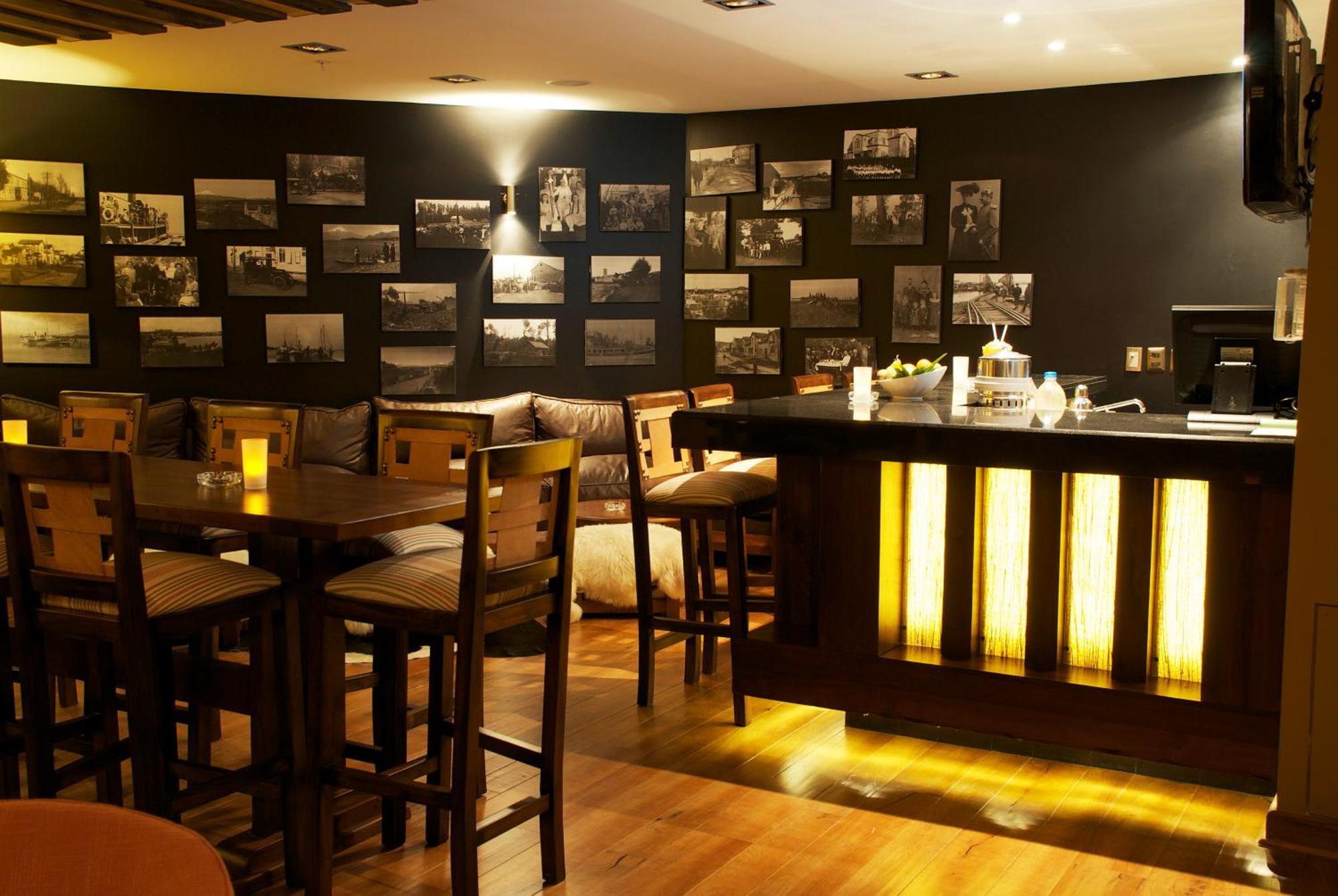 Hotel Cumbres Puerto Varas Exterior foto The bar at the hotel