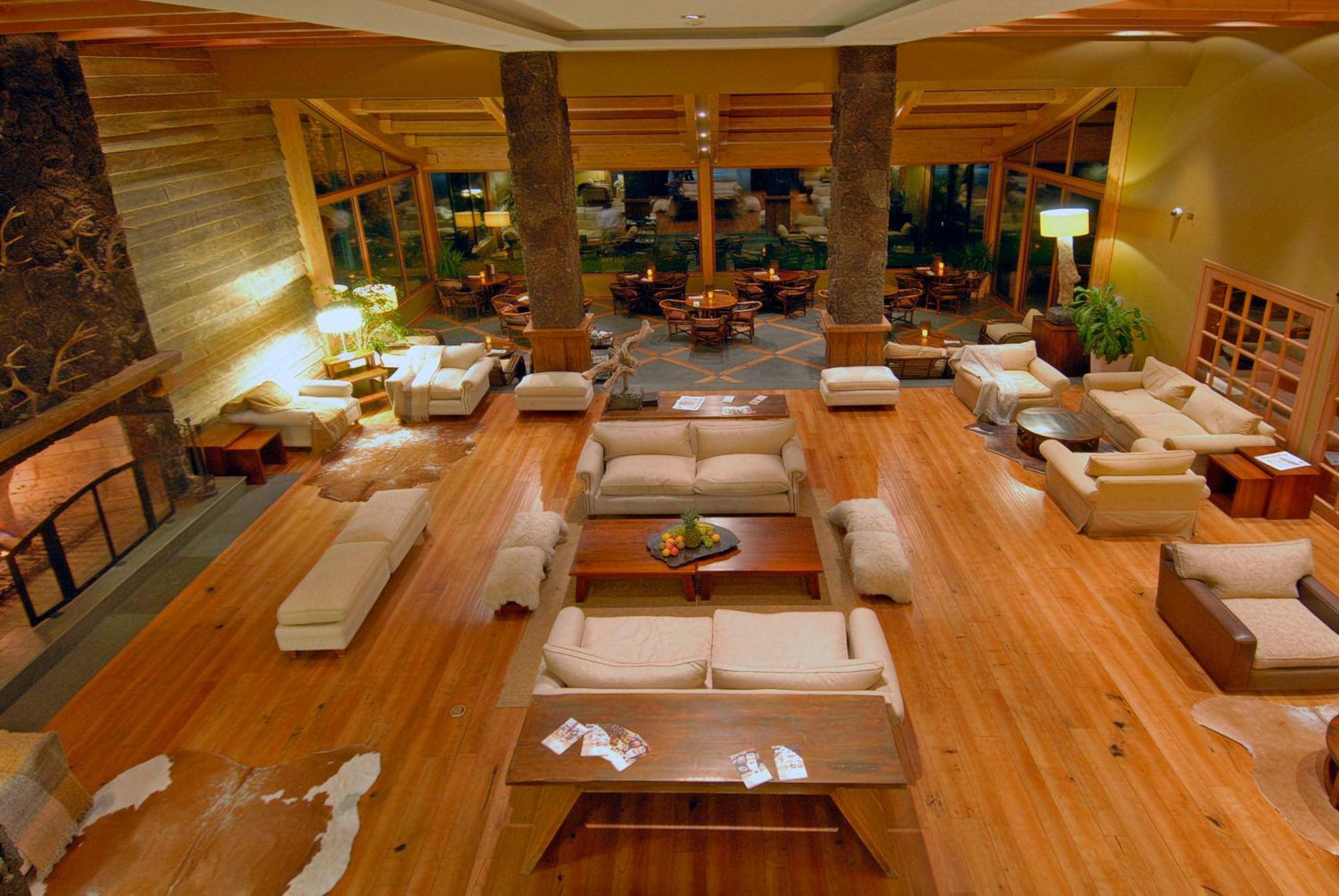 Hotel Cumbres Puerto Varas Exterior foto The lobby at the Four Seasons Resort