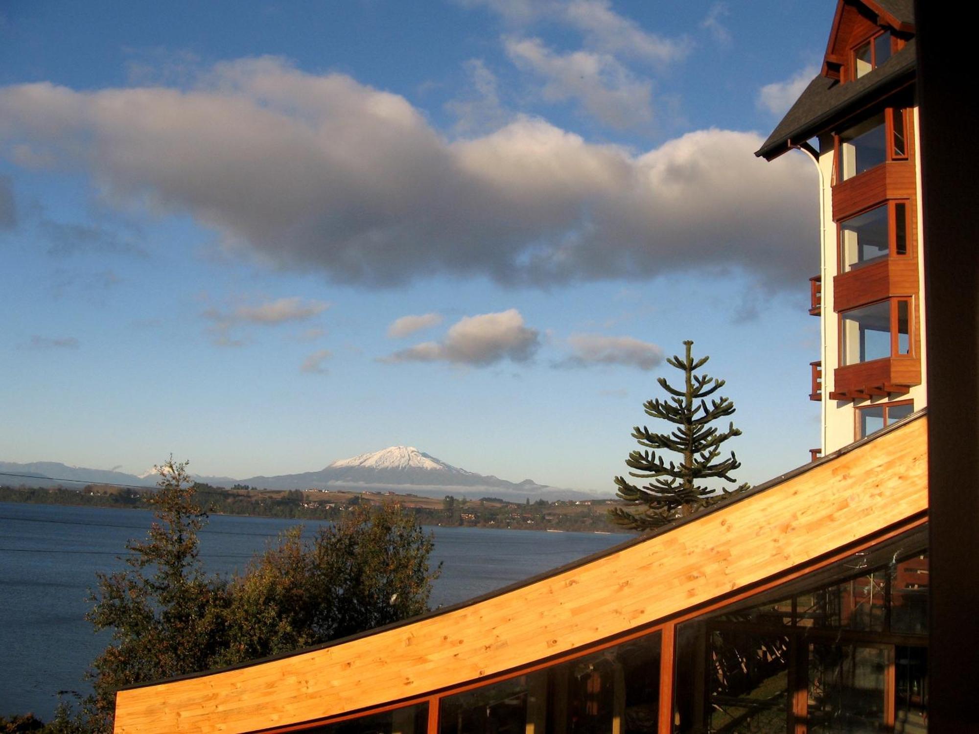 Hotel Cumbres Puerto Varas Exterior foto View of Mount Rainier from the home of a resident of the community