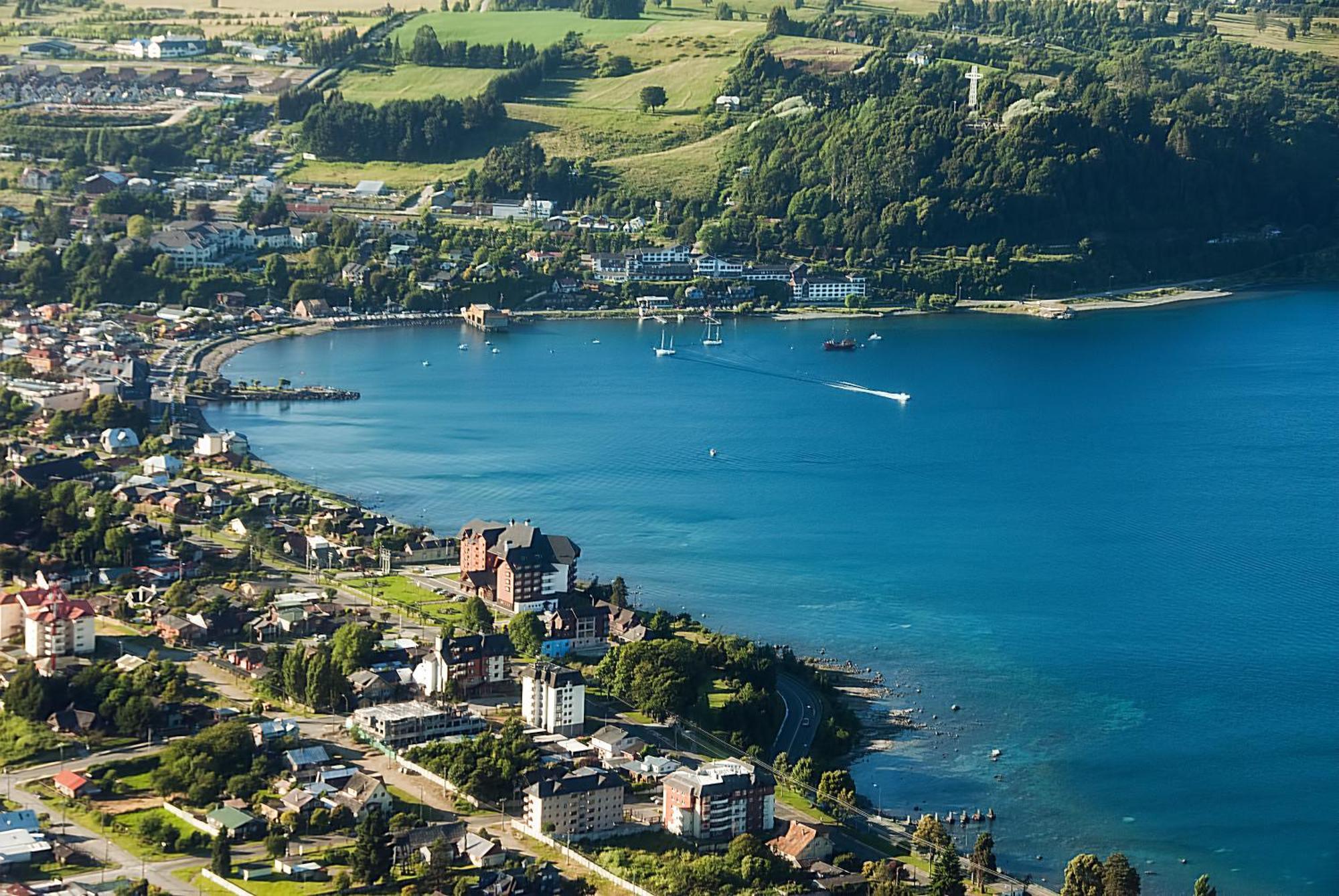 Hotel Cumbres Puerto Varas Exterior foto Aerial view of the town