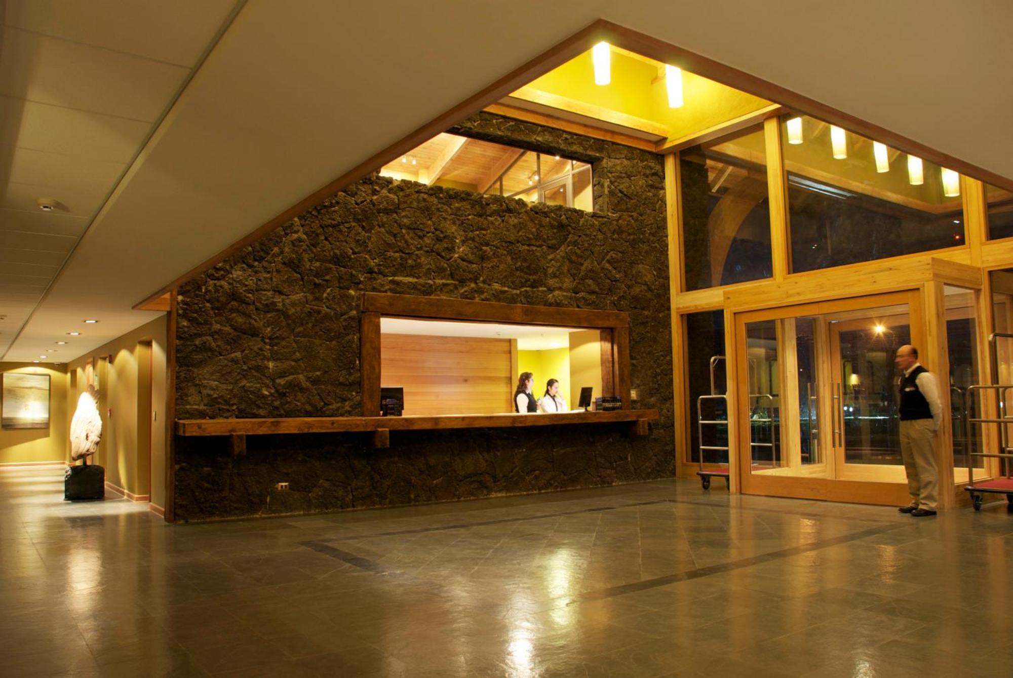 Hotel Cumbres Puerto Varas Exterior foto The lobby of the hotel