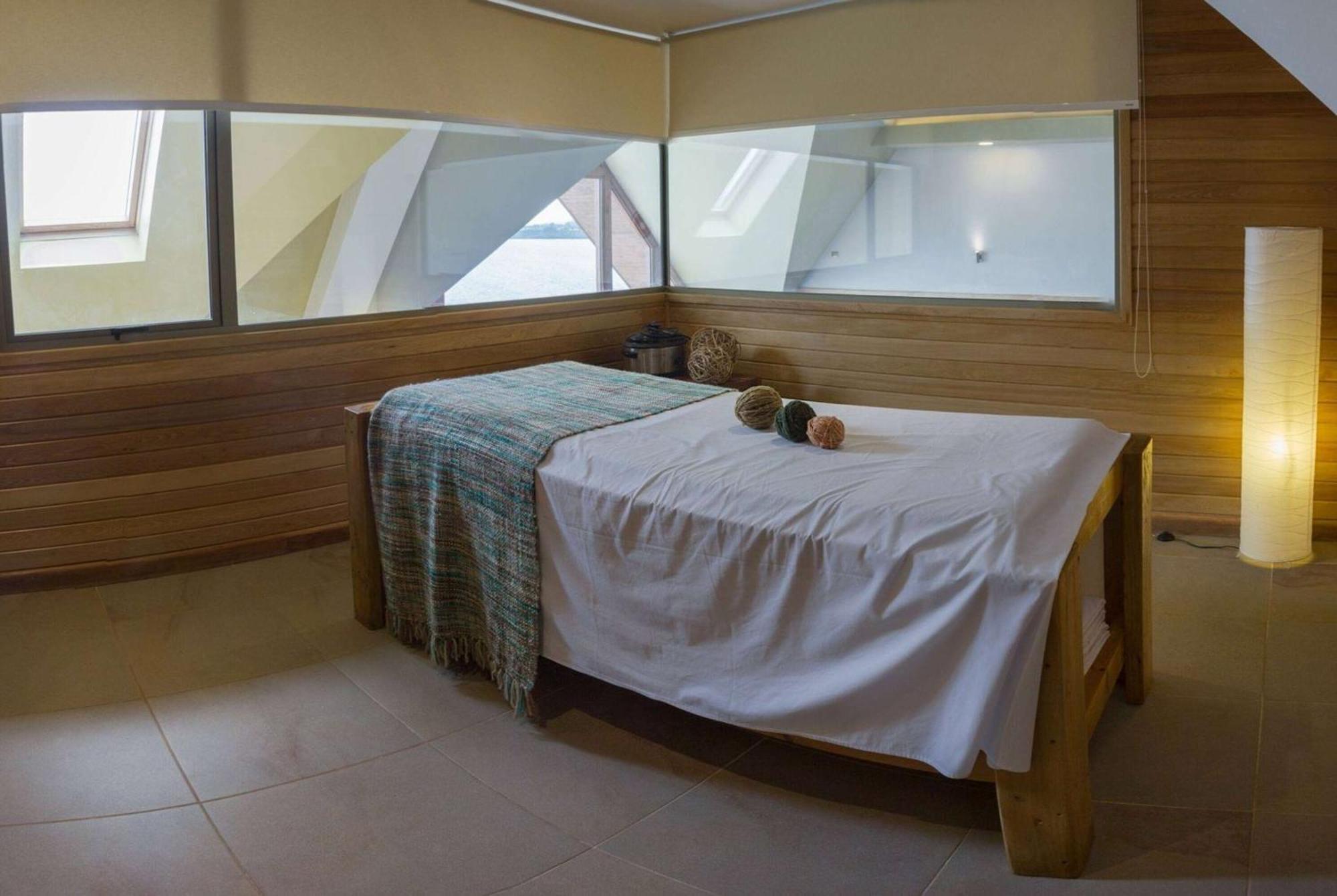 Hotel Cumbres Puerto Varas Exterior foto A massage bed