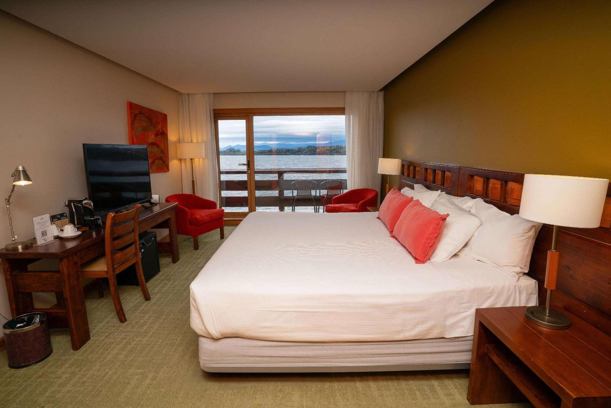 Hotel Cumbres Puerto Varas Exterior foto A room at the hotel