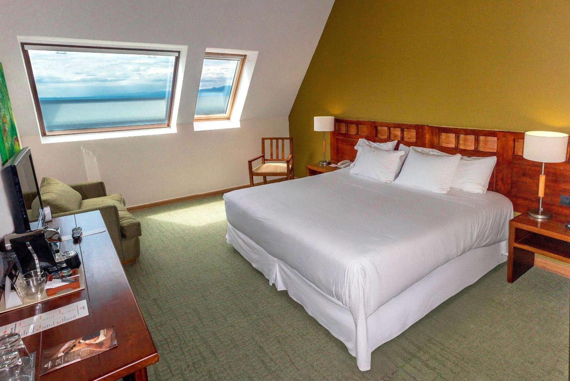 Hotel Cumbres Puerto Varas Exterior foto A room at the Hotel El Emporio