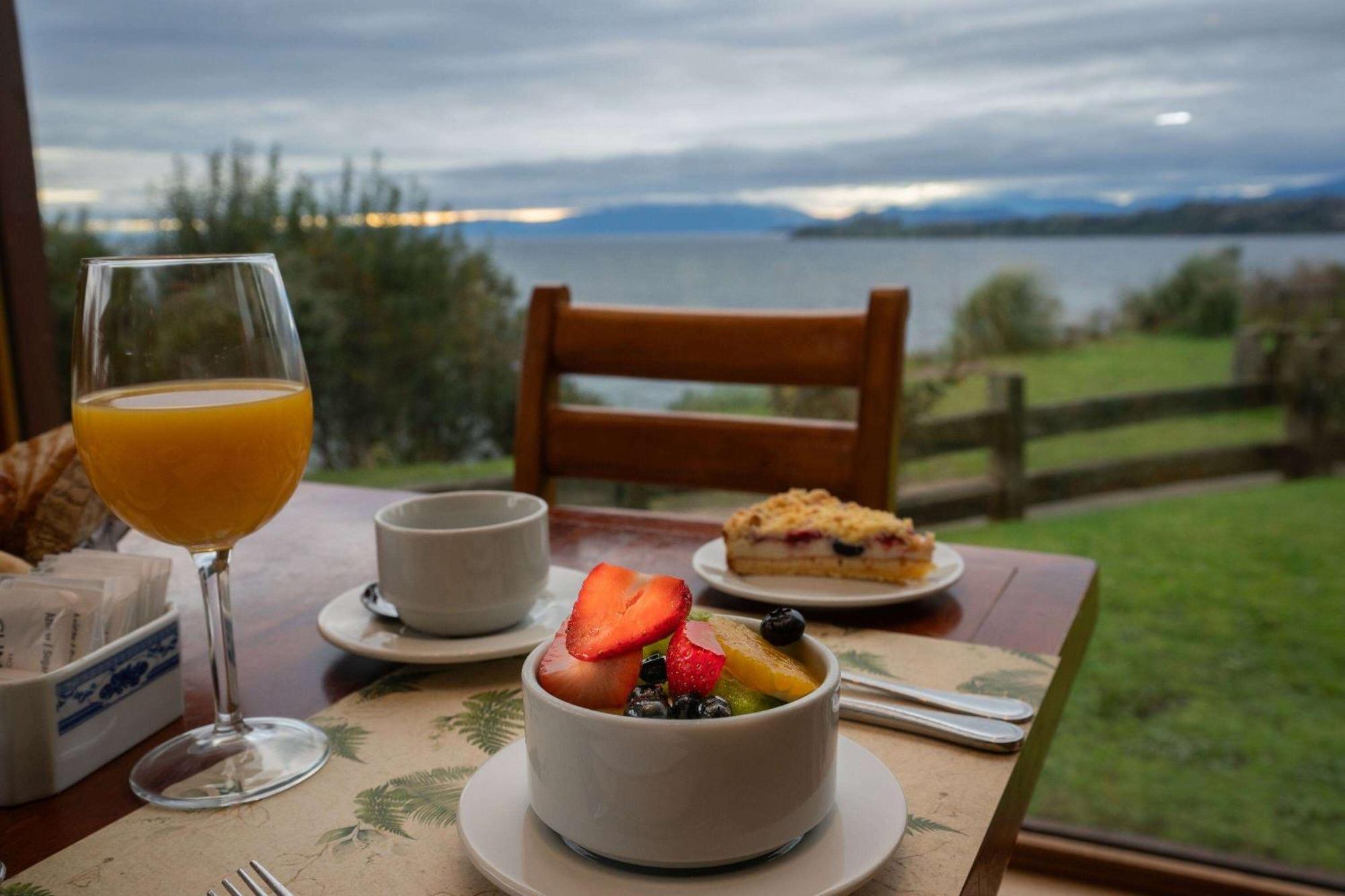 Hotel Cumbres Puerto Varas Exterior foto Breakfast at the Lake House