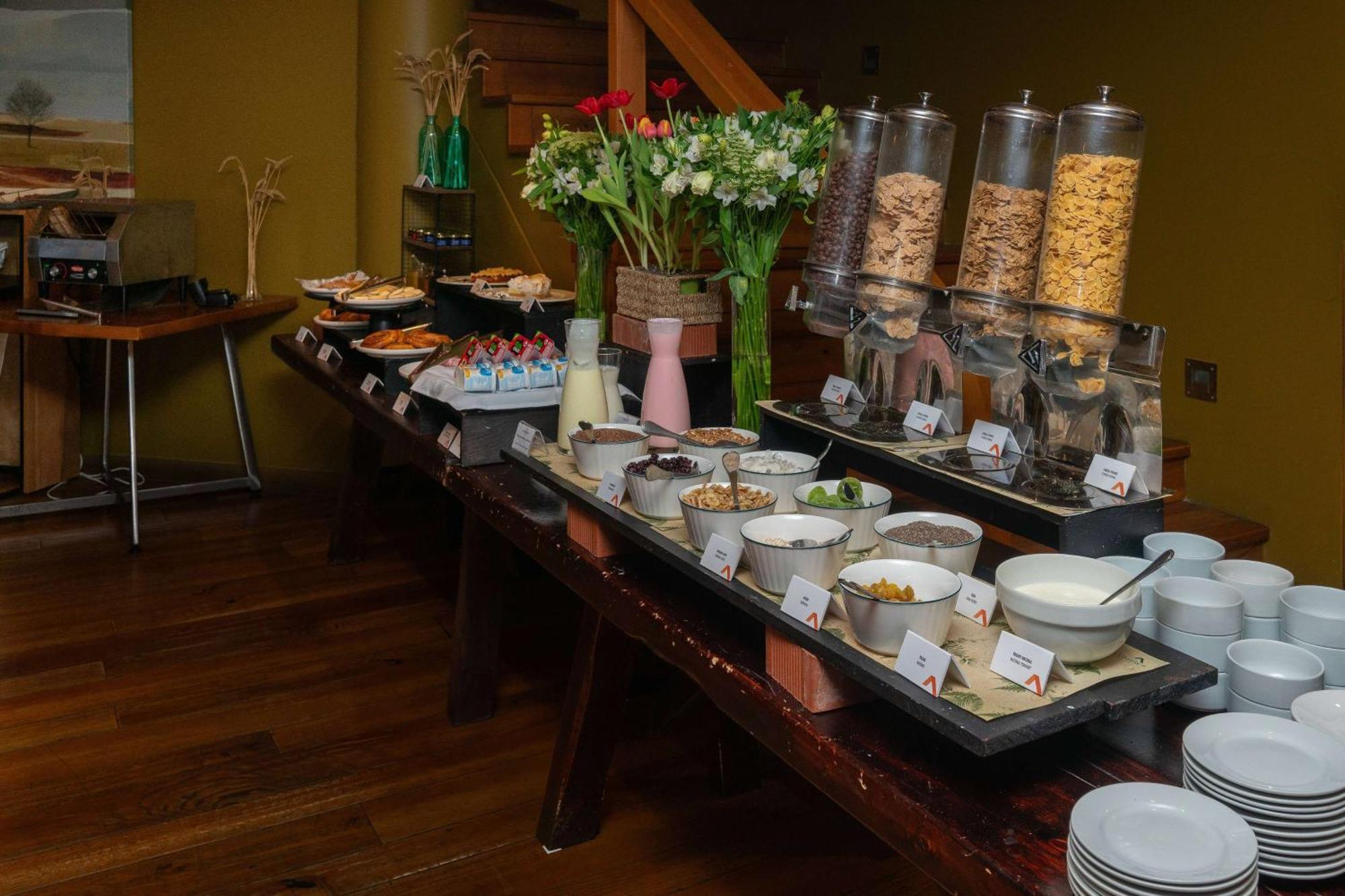 Hotel Cumbres Puerto Varas Exterior foto A breakfast buffet