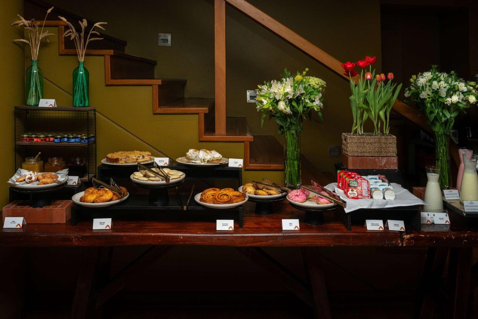 Hotel Cumbres Puerto Varas Exterior foto A dessert table at a wedding reception