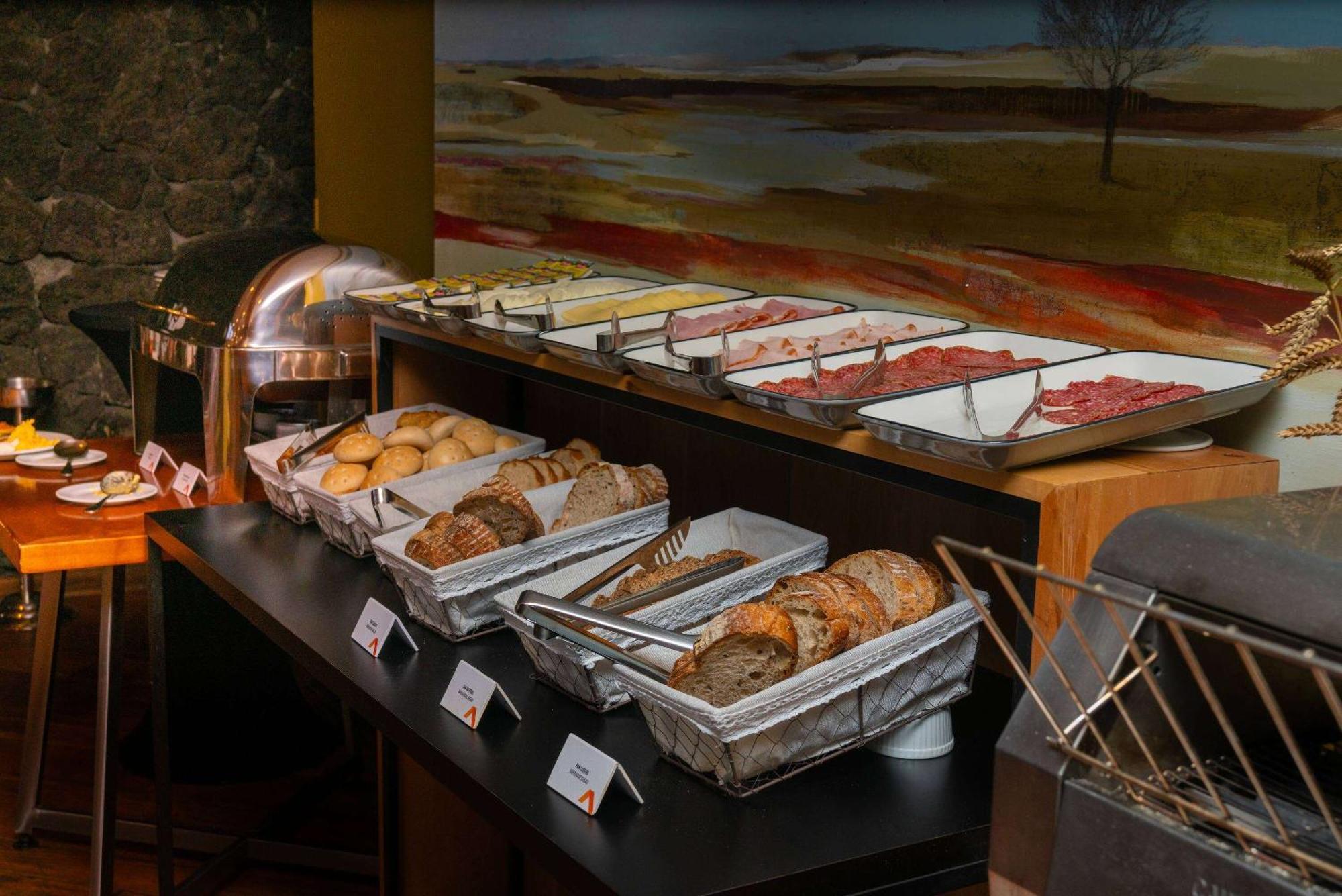 Hotel Cumbres Puerto Varas Exterior foto A buffet at a hotel