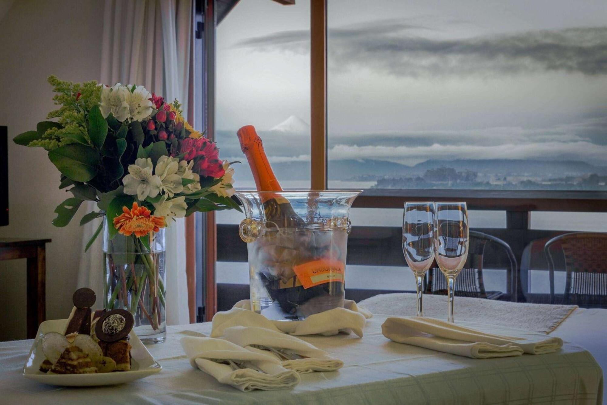 Hotel Cumbres Puerto Varas Exterior foto A bottle of champagne in a cooler