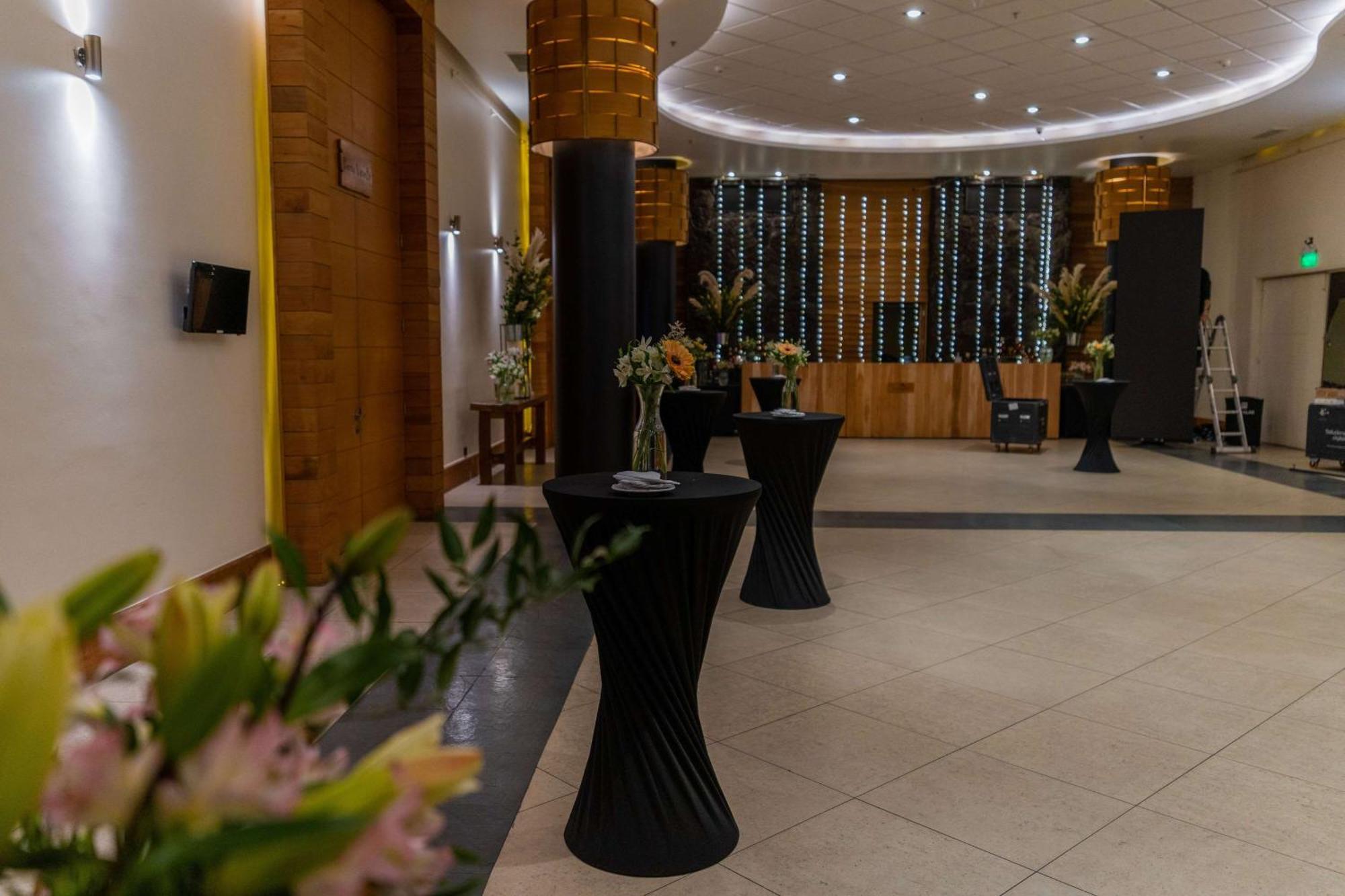 Hotel Cumbres Puerto Varas Exterior foto The foyer of the main auditorium